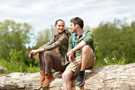 旅行,徒步旅行,背包旅行,旅游人的微笑的夫妇与背包休息交谈自然图片