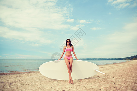 度假,冲浪,水上运动人们的轻的女人穿着泳衣,夏季海滩上冲浪板风帆冲浪板桨板图片