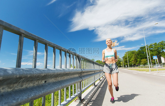健身,运动,人,技术健康的生活方式微笑的轻妇女与心率手表户外跑步图片