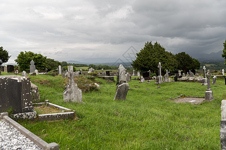 古老的纪念碑埋葬爱尔兰凯尔特墓地墓地上的旧墓碑废墟爱尔兰旧凯尔特墓地背景图片