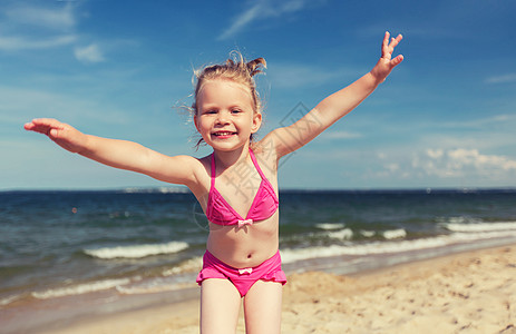 夏天,童,假期人们的快乐的小女孩穿着泳装海滩上玩图片