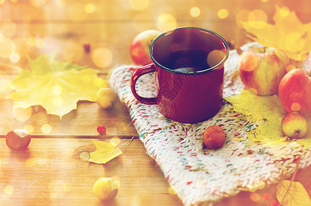 季节,饮料早晨的用秋叶围巾把茶杯放木桌上图片