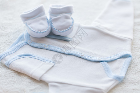 婴儿服装,婴儿,母象密切白色羊毛衫靴子为新生男孩毛巾图片