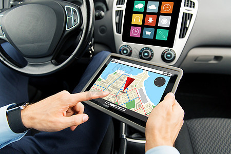 运输,商务旅行,技术,导航人的近距离的男手着平板电脑PC电脑与GPS导航屏幕上的汽车图片