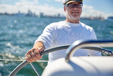航海,龄,旅游,旅游人的接近快乐的老人船长帽子方向盘航行帆船游艇漂浮海上图片