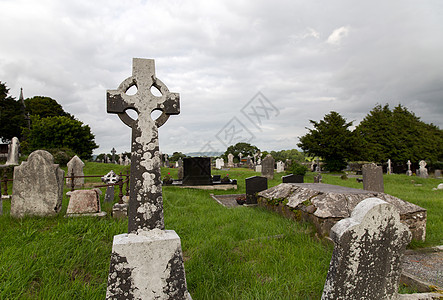 古老的纪念碑埋葬爱尔兰凯尔特墓地墓地上的旧墓碑废墟爱尔兰旧凯尔特墓地背景图片