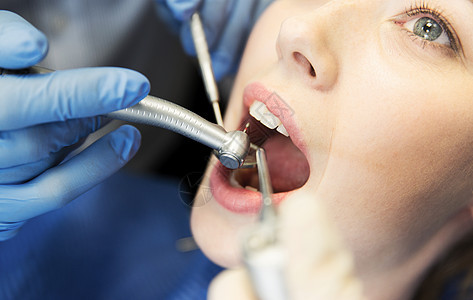 人医学口腔医学牙科牙科诊所接受牙齿治疗的女患者部特写图片