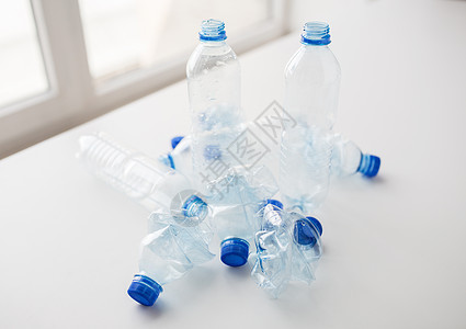 回收,再利用,垃圾处理,环境生态空的废旧塑料瓶桌子上图片