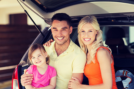 交通,休闲,公路旅行人们的幸福的家庭与小女孩坐开放的掀背车后备箱家里的停车位图片