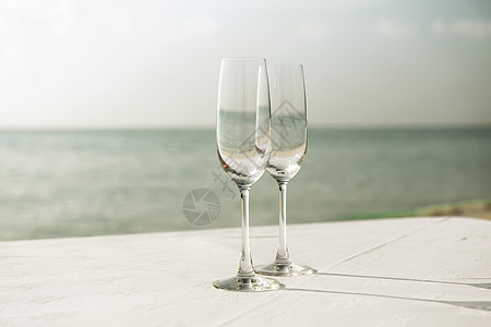 饮料,假期,暑假庆祝两个香槟杯桌子上的海洋海滩图片