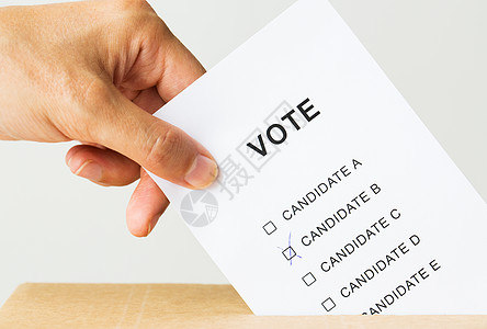 投票公民权利人民密切男的手,选举时选举的投票箱图片