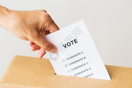 投票公民权利人民密切男的手,选举时选举的投票箱图片