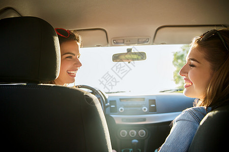 暑假,假期,旅行,公路旅行人们的快乐的十几岁女孩轻妇女开车图片