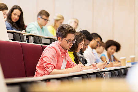 教育高中大学学人的群报告厅写笔记本的国际学生背景图片