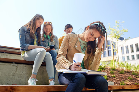 教育,欺凌,高中,社会关系人的快乐的学生女孩与书中的同学遭受嘲弄图片