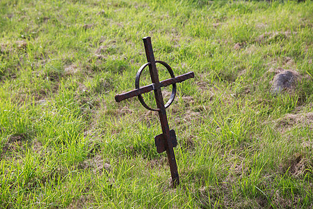 墓地埋葬爱尔兰凯尔特墓地墓地上古老的生锈坟墓十字架爱尔兰公墓上的老锈坟墓十字架图片