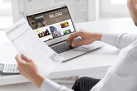 商业,博客,技术人的商人与互联网博客页笔记本电脑屏幕上工作办公室图片
