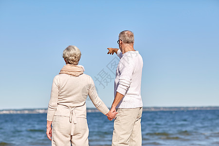 家庭,龄,旅游,旅游人的幸福的老夫妇指着海上的东西图片