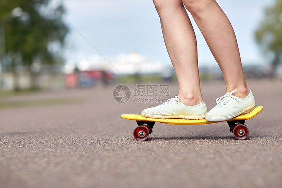 滑板,休闲,极限运动人的近十几岁的女孩腿骑短现代巡洋舰滑板路上图片