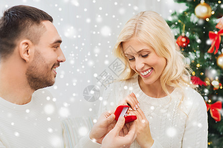 爱,诞节,夫妇,求婚人的快乐的男人把钻石订婚戒指小红盒子里送给家里的女人图片