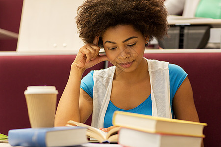 教育,高中,大学,学人的无聊的非洲学生女孩与书籍咖啡讲座图片