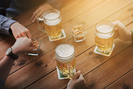 人,休闲饮料的男的手与啤酒杯花生酒吧酒吧图片