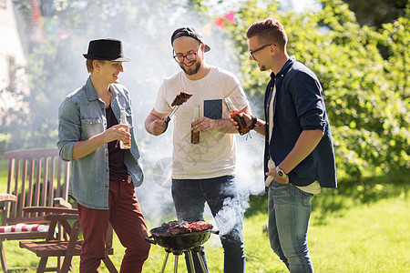 休闲,食物,人,友谊假期的快乐的朋友烧烤烧烤喝啤酒夏季户外聚会背景图片