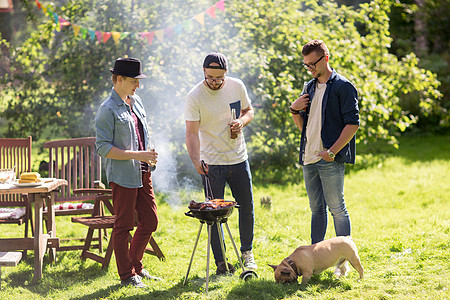 休闲,食物,人,友谊假期的快乐的朋友烧烤烧烤喝啤酒夏季户外聚会背景图片
