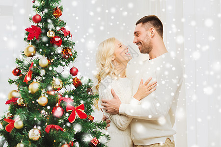 家庭,诞节,寒假人们的幸福的夫妇拥抱诞树附近家图片