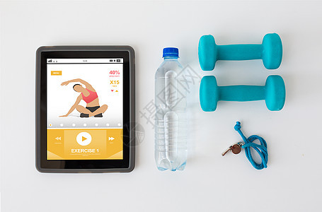 运动,健康的生活方式,健身技术平板电脑与哑铃,哨子水瓶白色背景图片