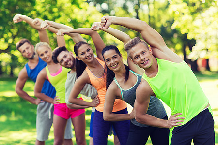 健身,运动,友谊健康的生活方式群快乐的青少朋友运动员新兵训练营锻炼伸展图片