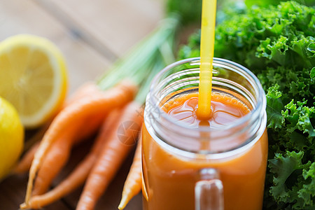 健康的饮食,食物,饮食素食的璃罐杯子与胡萝卜汁,水果蔬菜木桌上图片