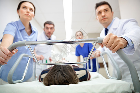 职业,人,医疗保健,复活医学医生医生携带无意识的妇女病人医院轮床上急诊室图片