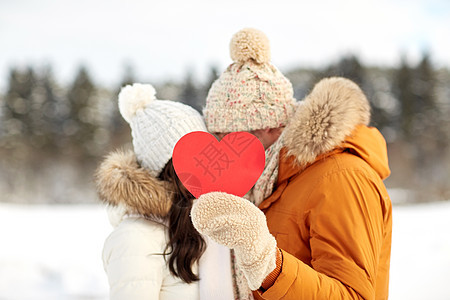 人们,季节,爱,诞节情人节的快乐的夫妇隐藏空白的红心后的冬季景观图片