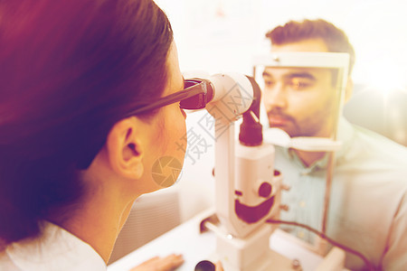 保健,医学,人,视力技术验光师与裂隙灯检查病人视力眼科诊所光学商店图片