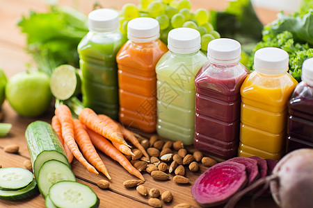 健康饮食,饮料,饮食排塑料瓶与同的水果蔬菜汁食物木制桌子上图片