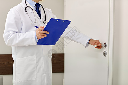 医学,专业,医疗人的医生与剪贴板听诊器医院开门图片