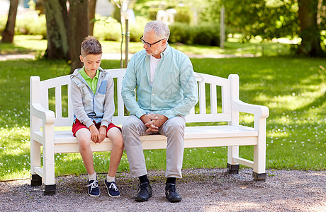 家庭世代交流人的祖父孙子夏季公园聊天图片