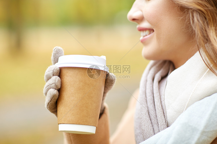 季节,热饮,广告人们的美丽的快乐轻妇女喝咖啡茶次纸杯秋季公园图片