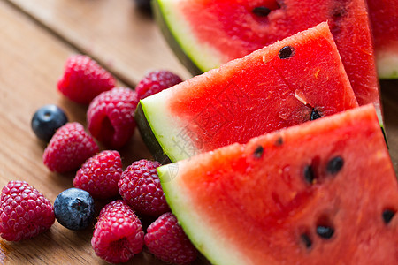 健康的饮食,食物,饮食素食的树莓,蓝莓西瓜片木桌上图片
