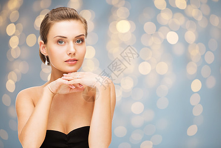 美丽,珠宝,假日人的美丽的女人穿着晚礼服戴着钻石耳环灯光背景图片
