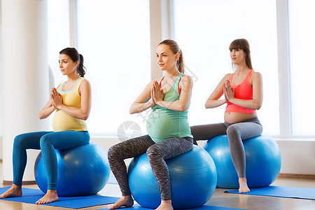 怀孕,运动,健身,人健康的生活方式群快乐的孕妇健身房的球上锻炼图片