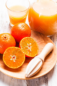 早餐橘子汁的准备带水果的木制柑橘铰刀橘子汁图片