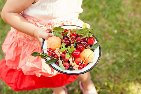 小女孩着碗夏天的水果夏天的水果图片