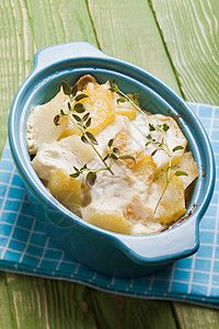 烤土豆砂锅与奶油酱与百里香,格林多福伊诺图片