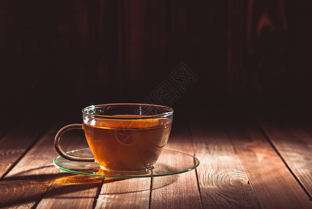 木制桌子上的杯茶杯茶图片