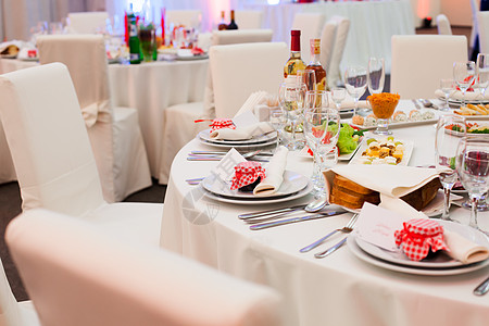 张桌子,用于白色红色的婚宴,盘子上礼物婚礼桌装饰图片