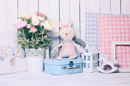 小玩具屋,小马,玩具兔子,枕头孩子们的房间木制背景图片