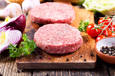 新鲜的生牛肉汉堡汉堡,木板上蔬菜图片