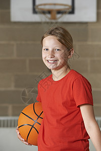 学校健身房里篮球的女孩的肖像图片